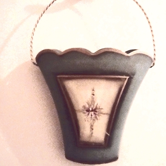 Decorative metal hanging wall pocket - Picture 3 of 5